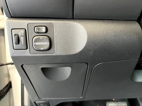 Used 2011 Toyota Yaris 4-Door Hatchback image 21