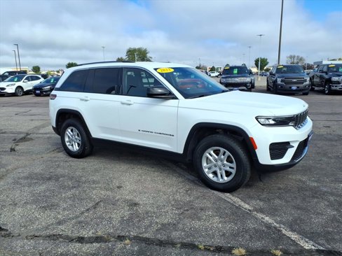 Used 2023 Jeep Grand Cherokee Laredo image 2