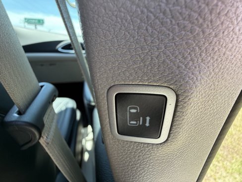 Used 2024 Chrysler Pacifica Touring-L image 16