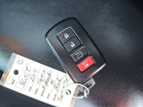 Used 2019 Toyota Highlander XLE image 25