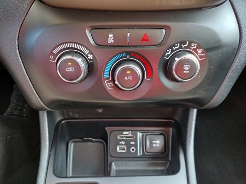 Used 2016 Jeep Cherokee Sport image 4