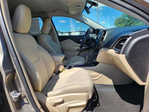 Used 2019 Jeep Cherokee Latitude w/ Cold Weather Group image 14