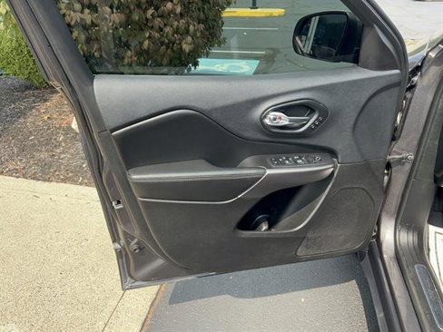 Used 2019 Jeep Cherokee Limited w/ Luxury Group image 11
