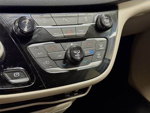 Used 2019 Chrysler Pacifica Touring-L image 15