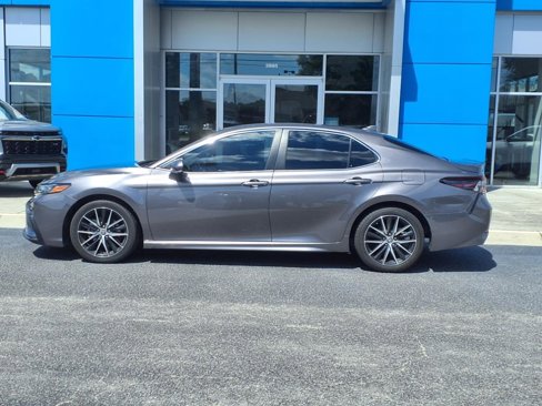 Used 2022 Toyota Camry SE image 2