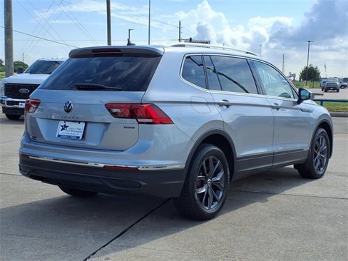 Used 2022 Volkswagen Tiguan SE image 2