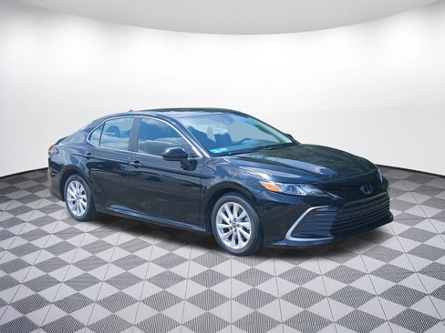 Used 2023 Toyota Camry LE image 2