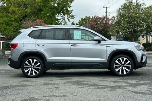 Certified 2023 Volkswagen Taos SE w/ Panoramic Sunroof Package image 3