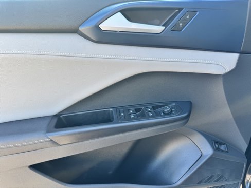 Certified 2024 Volkswagen Taos SE image 17