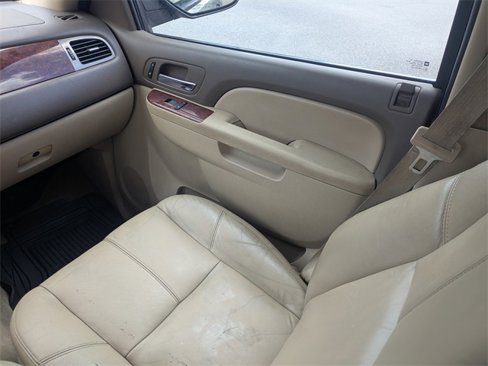 Used 2014 Chevrolet Suburban LT image 18