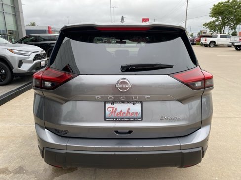 Used 2024 Nissan Rogue SV image 3