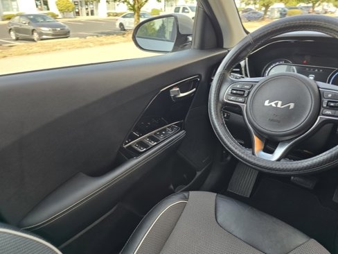Used 2022 Kia Niro EX image 22