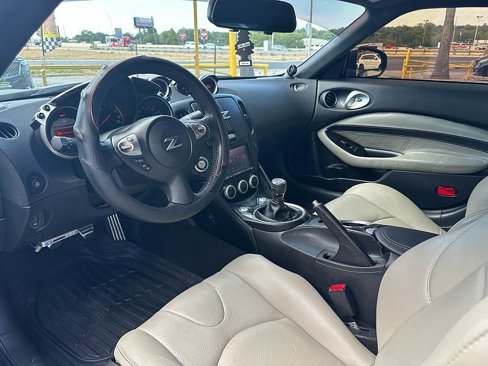 Used 2009 Nissan 370Z Touring image 9