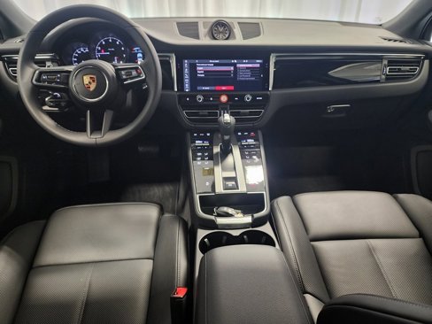 Certified 2025 Porsche Macan image 6