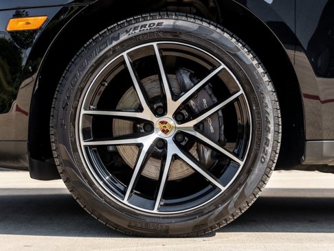 Certified 2023 Porsche Macan image 13
