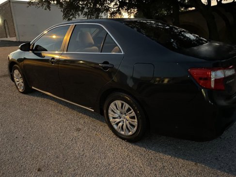 Used 2012 Toyota Camry LE image 2