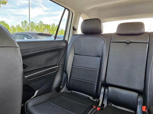 Used 2021 Volkswagen Tiguan SE w/ Panoramic Sunroof Package image 25
