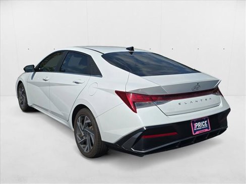 Used 2024 Hyundai Elantra SEL w/ Convenience Package image 7