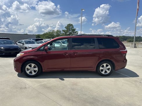 Used 2015 Toyota Sienna LE image 9