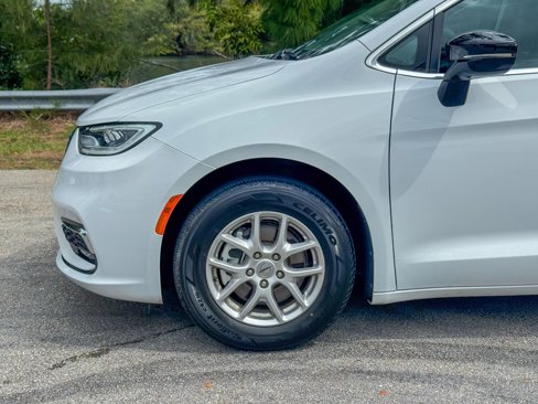 Used 2024 Chrysler Pacifica Touring-L image 29