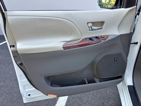 Used 2011 Toyota Sienna XLE image 42