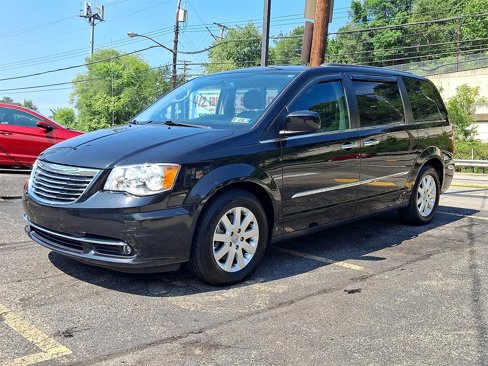 Used 2016 Chrysler Town & Country Touring image 3
