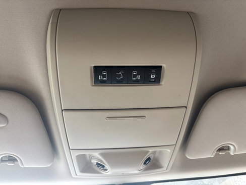 Used 2015 Chrysler Town & Country Touring-L image 25