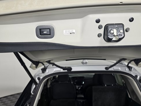 Used 2018 Nissan Rogue SV image 19