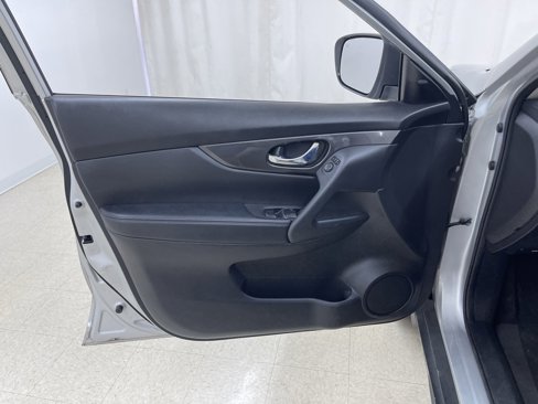 Used 2019 Nissan Rogue SV image 17