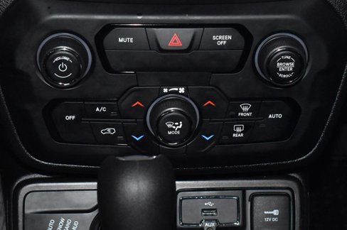 Used 2020 Jeep Renegade Latitude w/ Cold Weather Group image 11