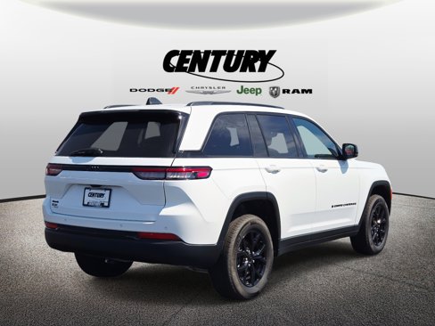 Used 2024 Jeep Grand Cherokee Altitude image 4