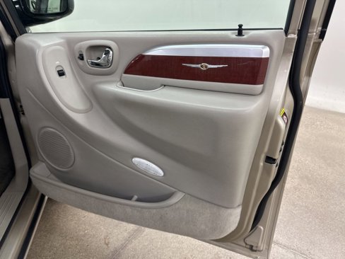 Used 2005 Chrysler Town & Country Limited image 16