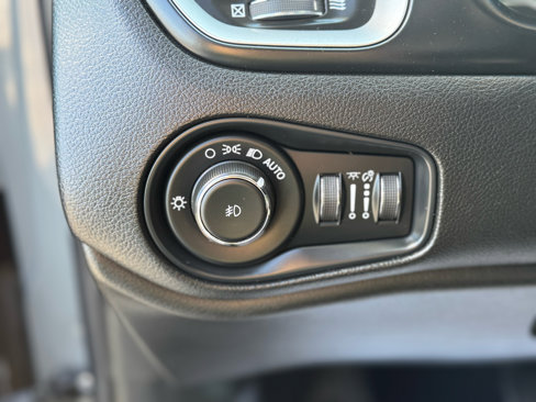 Used 2021 Jeep Renegade Latitude w/ Luxury Group I image 10