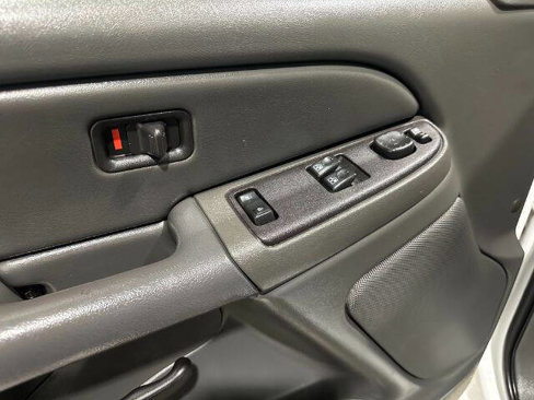 Used 2005 Chevrolet Silverado 2500 LS image 16