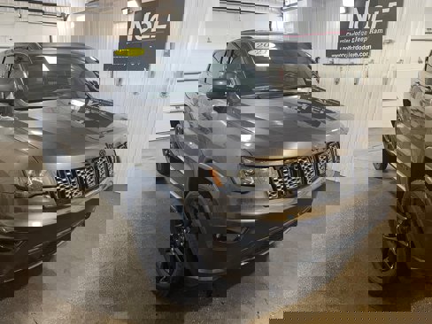 Used 2021 Jeep Grand Cherokee Laredo X image 2