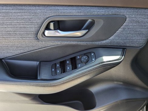 Used 2023 Nissan Rogue SV image 18