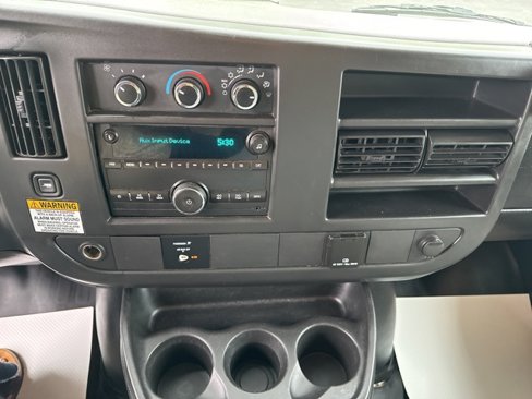 Used 2017 Chevrolet Express 4500 Extended image 21