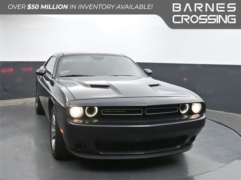 Used 2019 Dodge Challenger SXT image 1