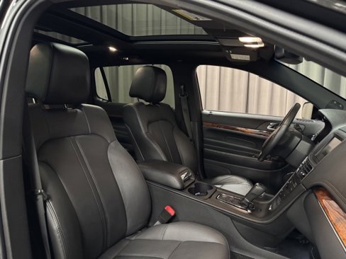 Used 2015 Lincoln MKT AWD image 10