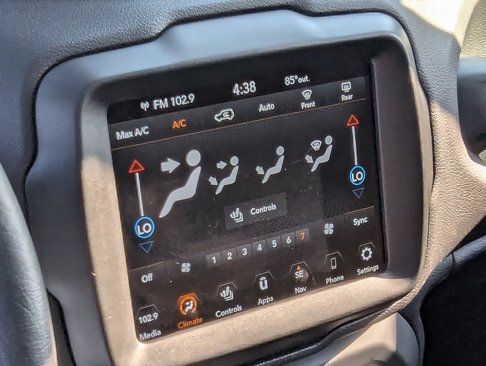 Used 2022 Jeep Renegade Latitude w/ Sun/Sound Group image 21