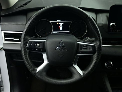 Used 2022 Mitsubishi Outlander ES image 3