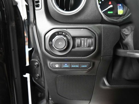 Used 2021 Jeep Wrangler Sahara w/ Cold Weather Group image 10