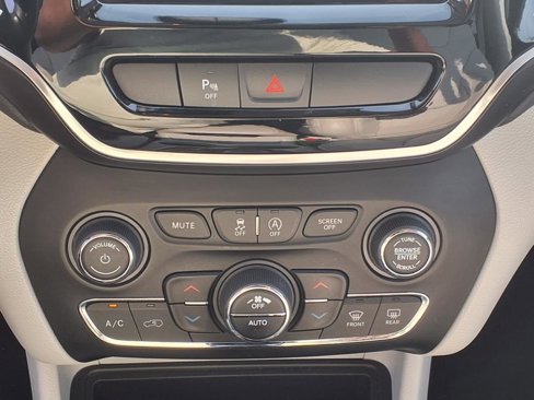 Used 2020 Jeep Cherokee Limited image 9