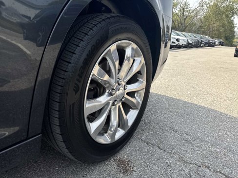 Used 2018 Chrysler 300 Touring image 10