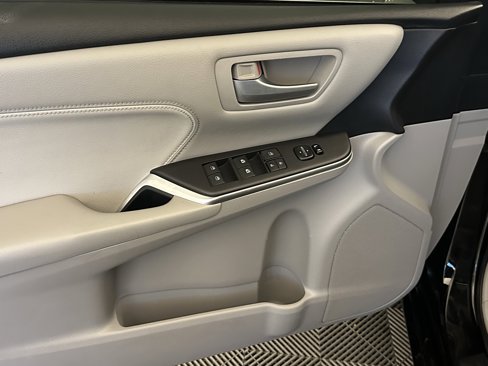 Used 2015 Toyota Camry XLE image 35