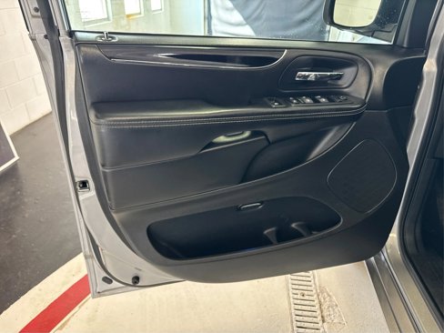 Used 2014 Chrysler Town & Country S image 23