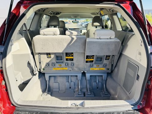 Used 2011 Toyota Sienna LE image 37