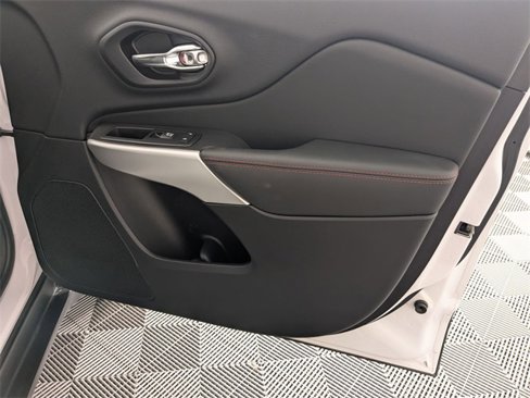 Used 2018 Jeep Cherokee Trailhawk w/ Comfort/Convenience Group image 34