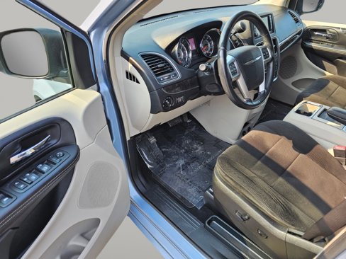 Used 2013 Chrysler Town & Country Touring image 20