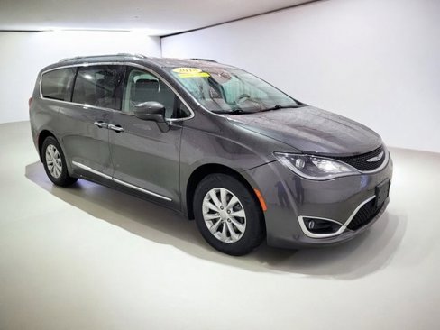 Used 2018 Chrysler Pacifica Touring-L w/ Premium Audio Group image 2